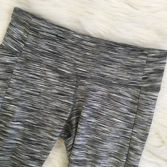 ALO Yoga Leggings M Oasis Capri in White Space Dye /White Athletic Athleisure - Picture 6 of 16